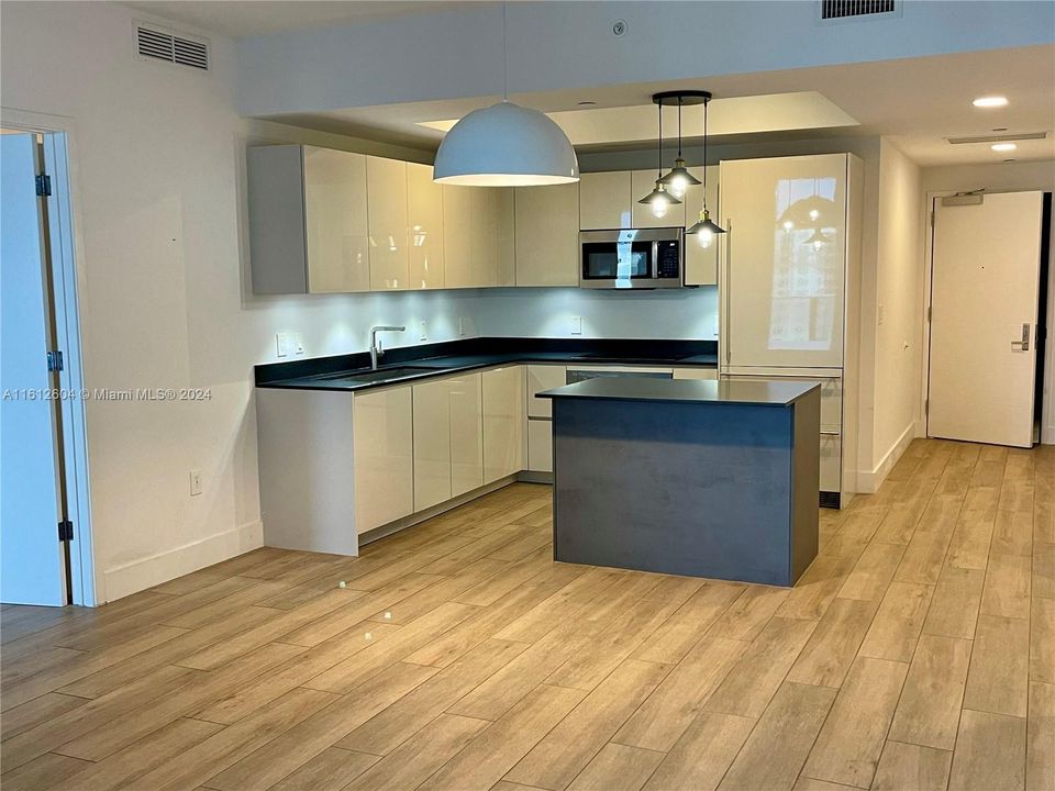 Recently Rented: $5,600 (2 beds, 2 baths, 1028 Square Feet)