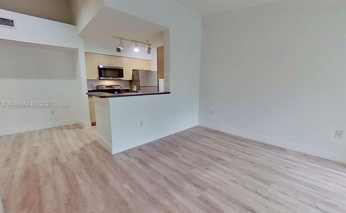 For Rent: $2,100 (1 beds, 1 baths, 800 Square Feet)