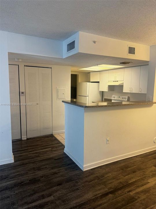 For Rent: $1,800 (1 beds, 1 baths, 778 Square Feet)