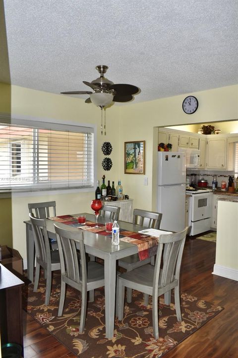 For Sale: $182,500 (2 beds, 2 baths, 880 Square Feet)