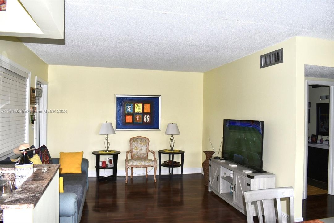 For Sale: $182,500 (2 beds, 2 baths, 880 Square Feet)