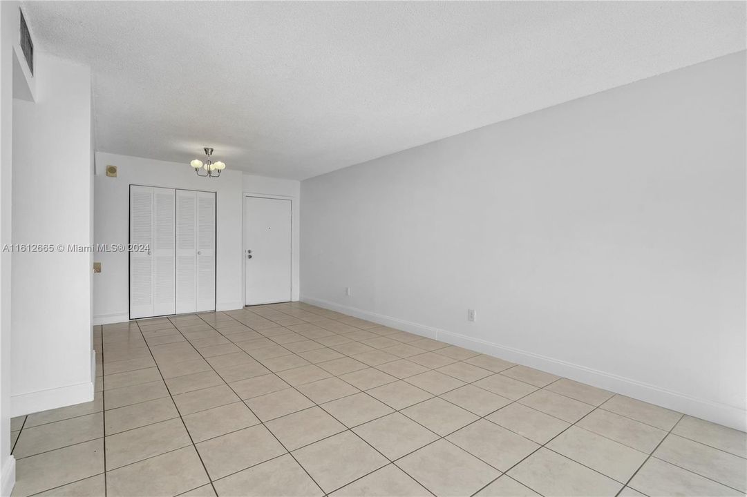 For Sale: $285,000 (2 beds, 2 baths, 1110 Square Feet)