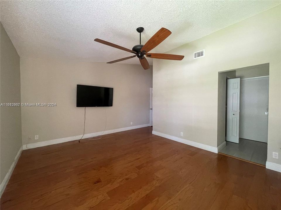 For Rent: $3,700 (3 beds, 2 baths, 1597 Square Feet)