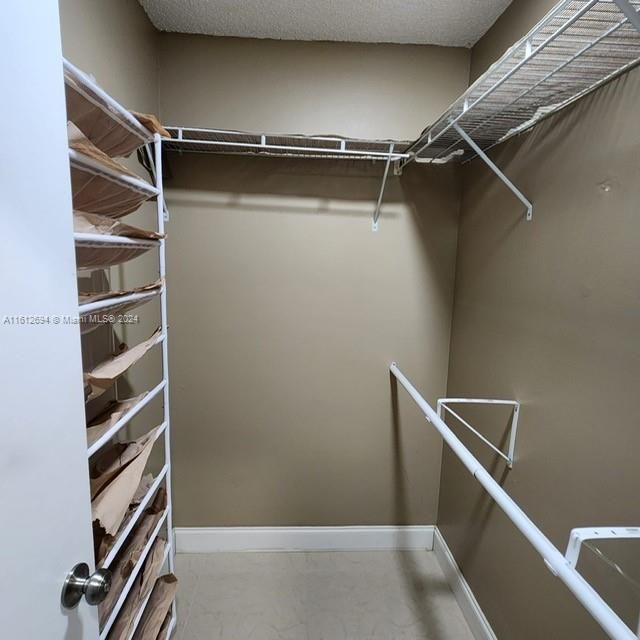 WALKING CLOSET