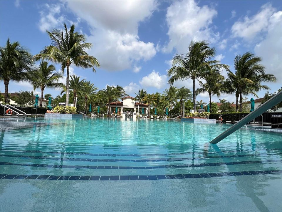 CLUBHOUSE INFINITY POOL