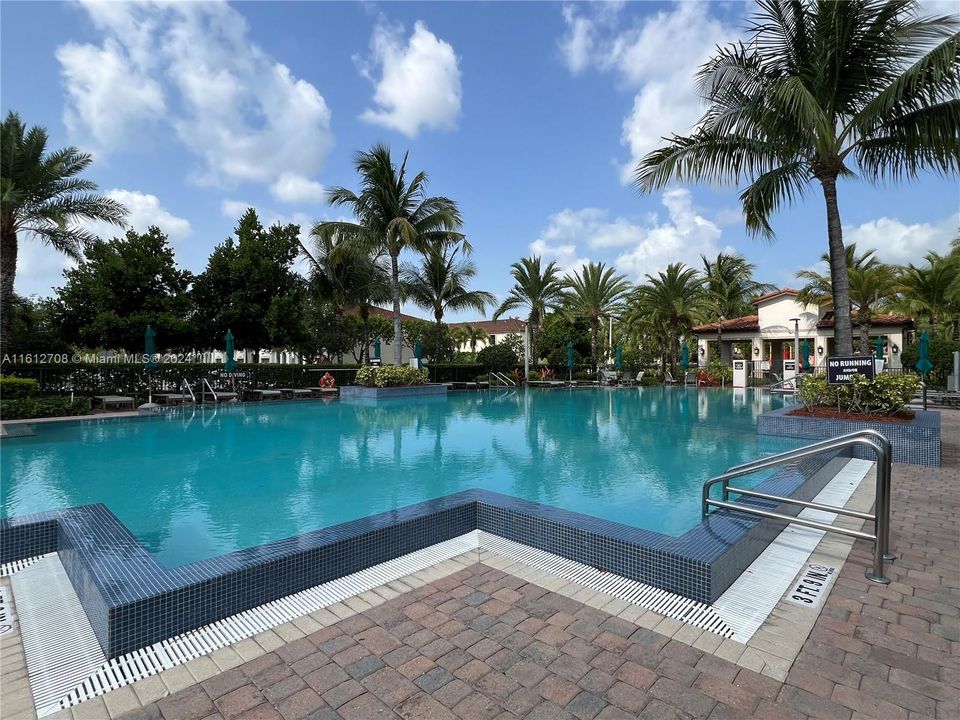 CLUBHOUSE INFINITY POOL