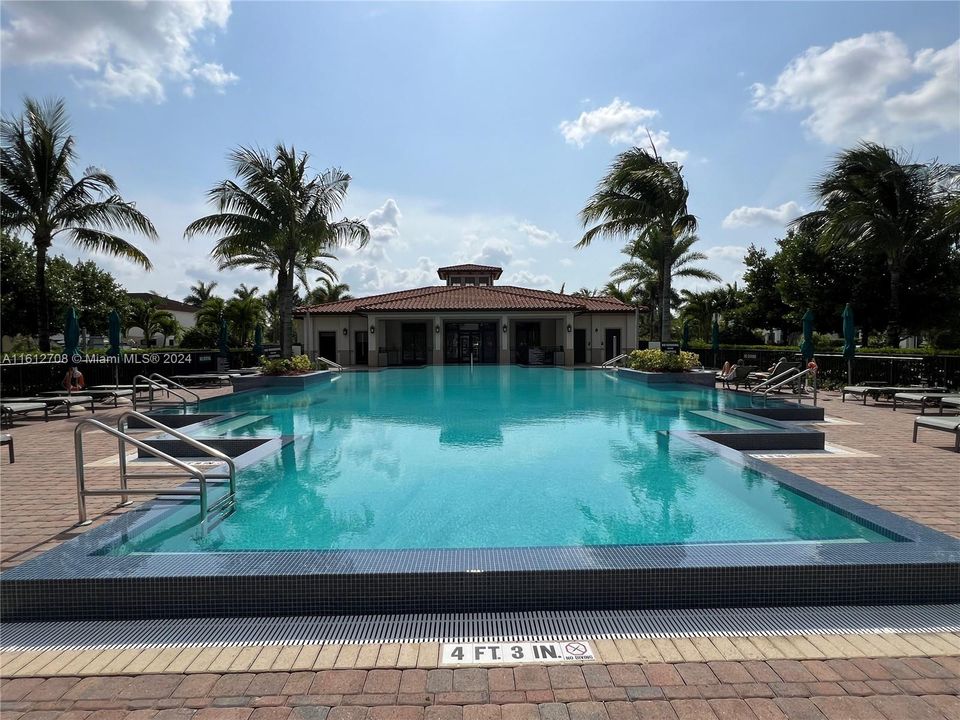 CLUBHOUSE INFINITY POOL