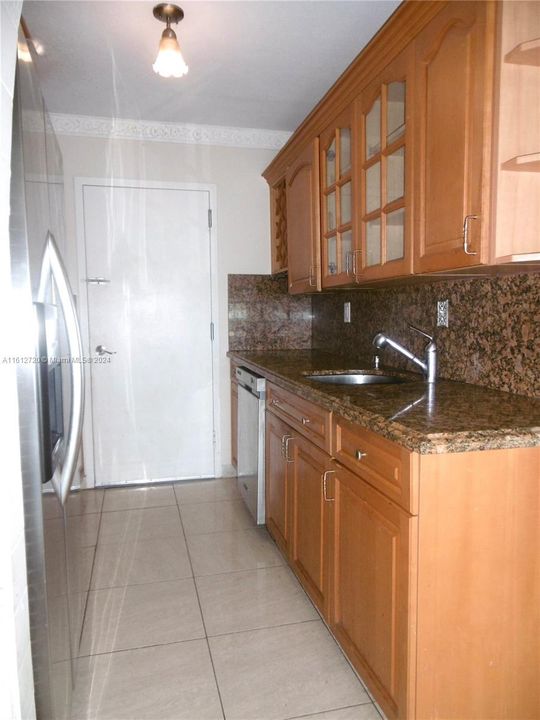 For Rent: $2,200 (1 beds, 1 baths, 930 Square Feet)