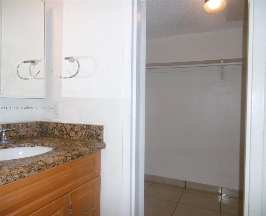 For Rent: $2,200 (1 beds, 1 baths, 930 Square Feet)