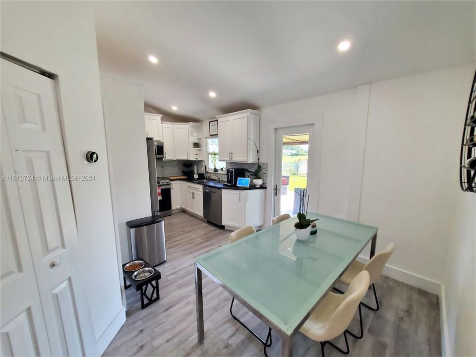 For Sale: $415,000 (2 beds, 1 baths, 992 Square Feet)