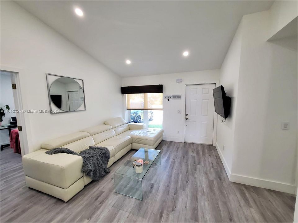 For Sale: $415,000 (2 beds, 1 baths, 992 Square Feet)