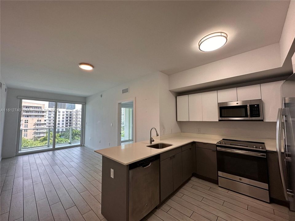 Active With Contract: $3,000 (2 beds, 2 baths, 821 Square Feet)