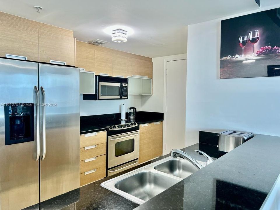 For Sale: $390,000 (2 beds, 2 baths, 1274 Square Feet)