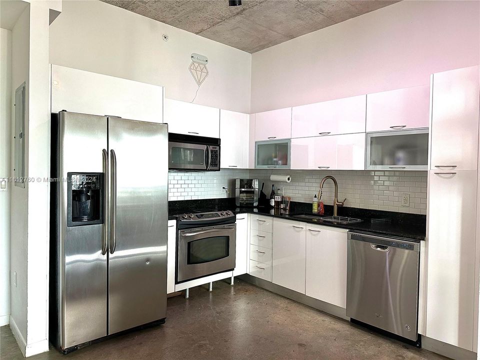 For Rent: $2,950 (1 beds, 1 baths, 651 Square Feet)