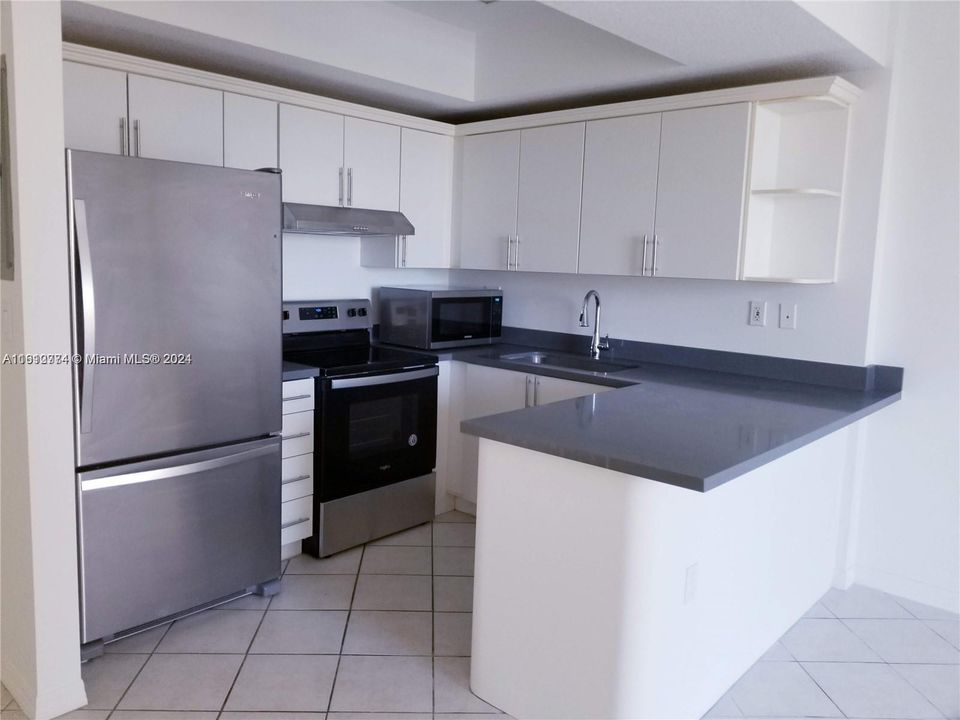 For Sale: $317,000 (1 beds, 1 baths, 626 Square Feet)