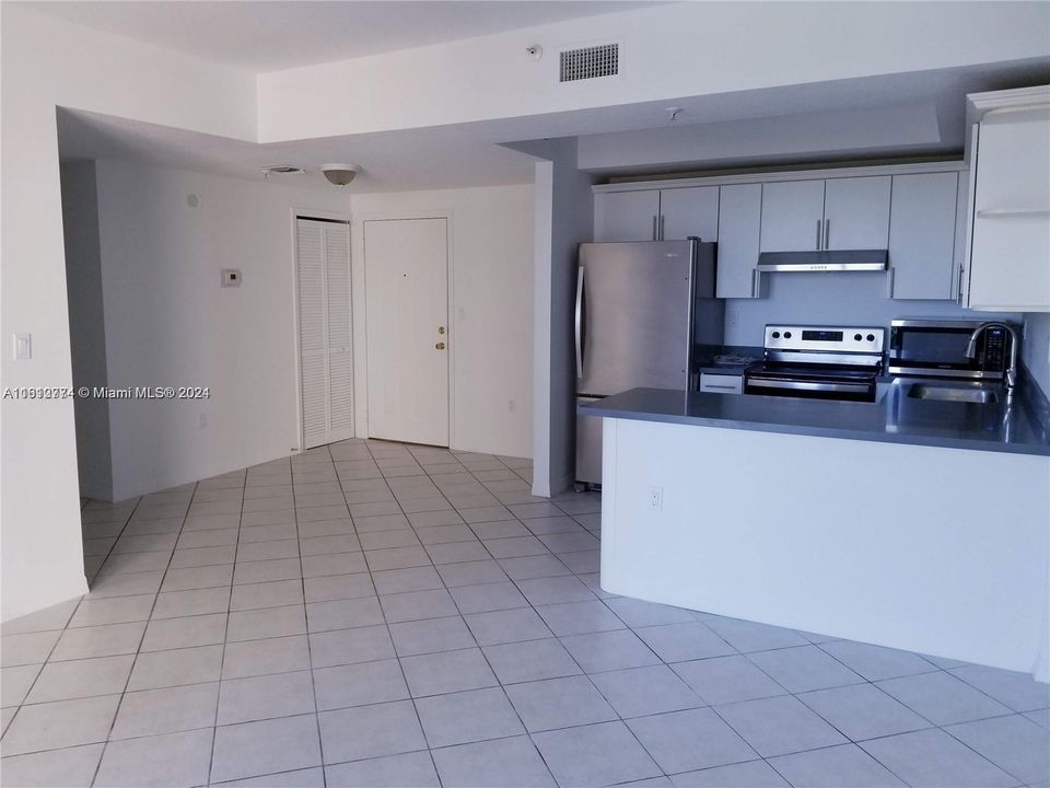 For Sale: $317,000 (1 beds, 1 baths, 626 Square Feet)