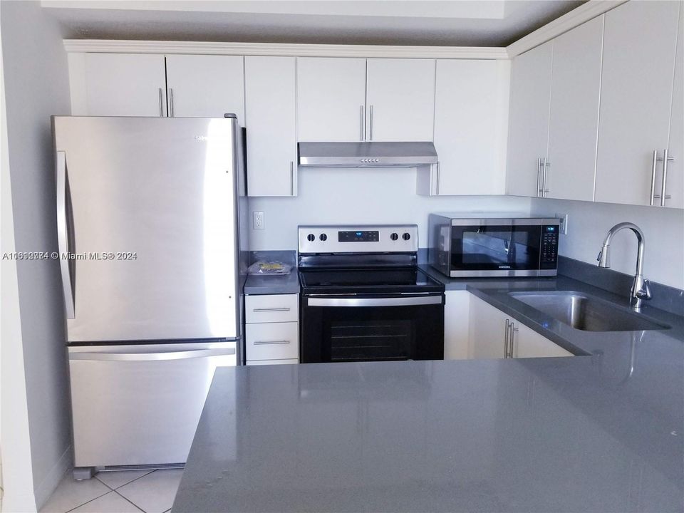 For Sale: $317,000 (1 beds, 1 baths, 626 Square Feet)