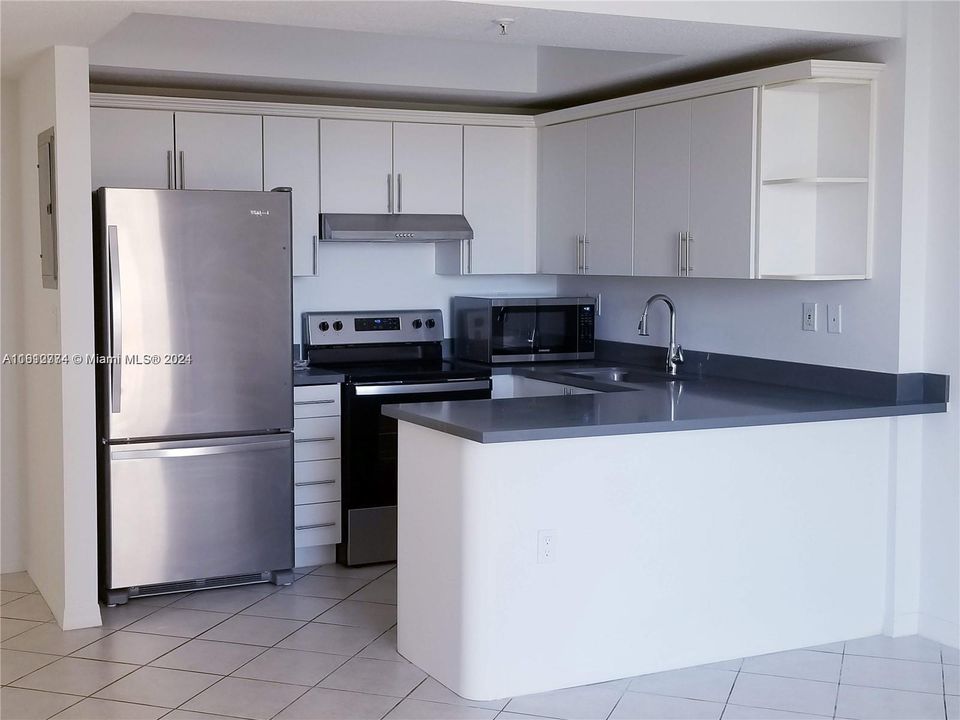 For Sale: $317,000 (1 beds, 1 baths, 626 Square Feet)