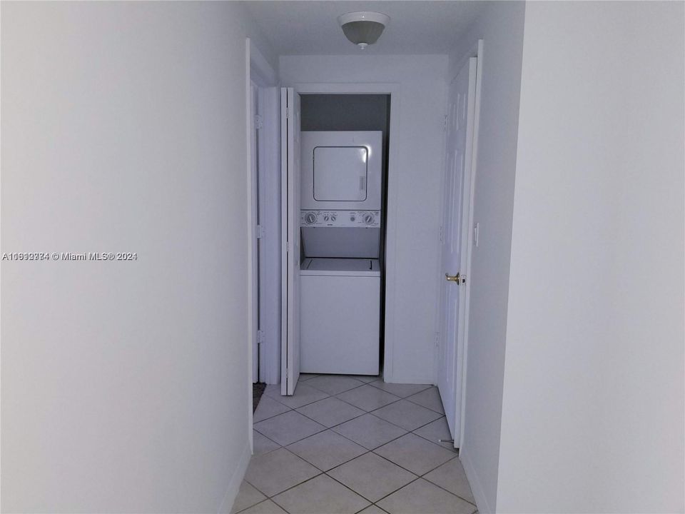 For Sale: $317,000 (1 beds, 1 baths, 626 Square Feet)