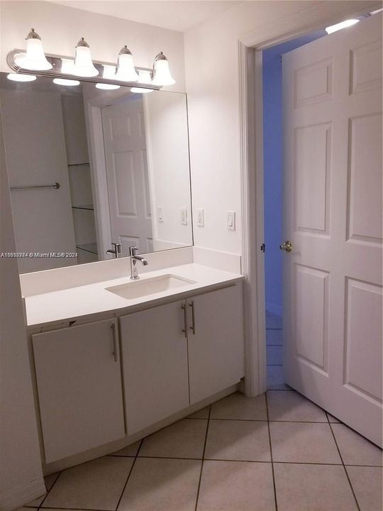 For Sale: $317,000 (1 beds, 1 baths, 626 Square Feet)