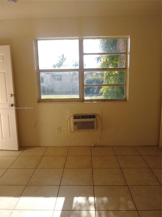 For Rent: $1,200 (0 beds, 1 baths, 250 Square Feet)