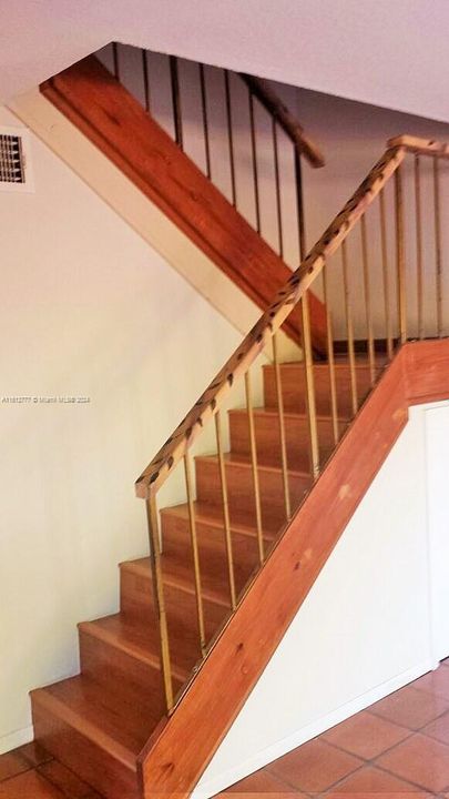 LAMINATED FLOOR IN STAIRS AND SECOND FLOOR