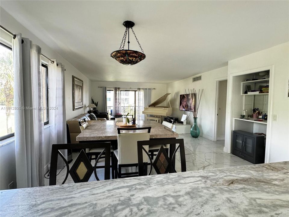 For Sale: $399,900 (2 beds, 2 baths, 1231 Square Feet)