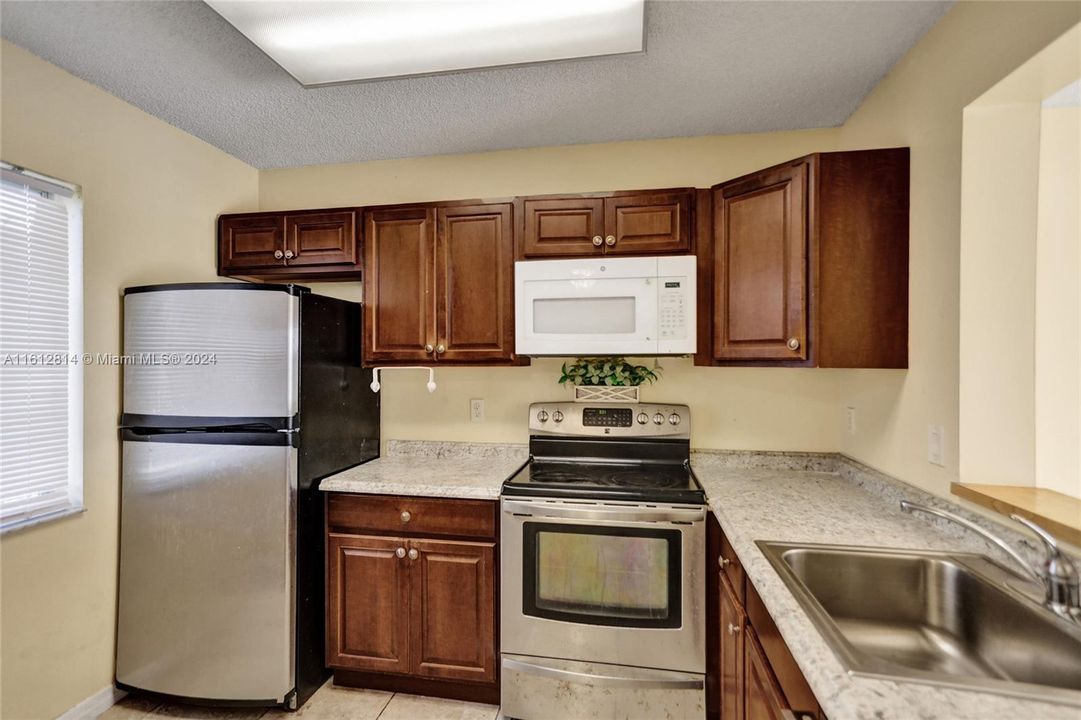 For Rent: $1,950 (2 beds, 2 baths, 832 Square Feet)