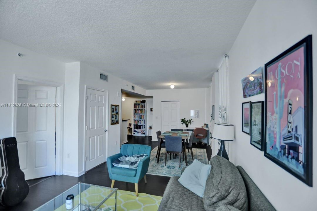 Recently Sold: $360,000 (1 beds, 1 baths, 731 Square Feet)