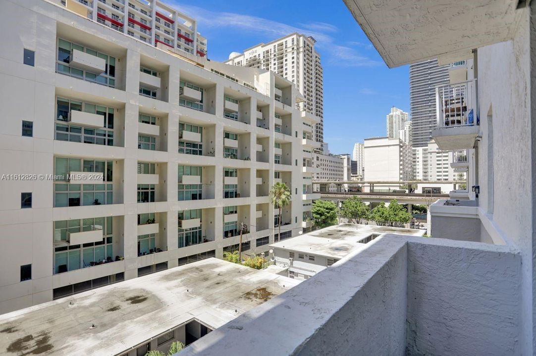 Recently Sold: $360,000 (1 beds, 1 baths, 731 Square Feet)