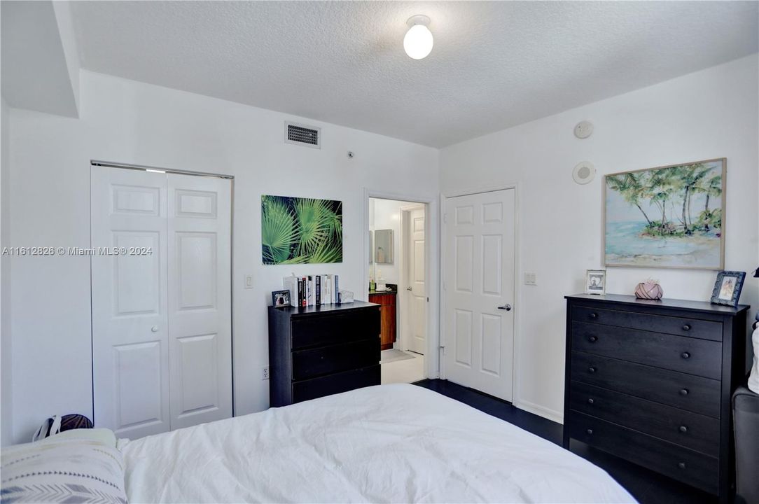 Recently Sold: $360,000 (1 beds, 1 baths, 731 Square Feet)