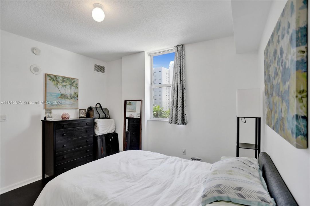 Recently Sold: $360,000 (1 beds, 1 baths, 731 Square Feet)