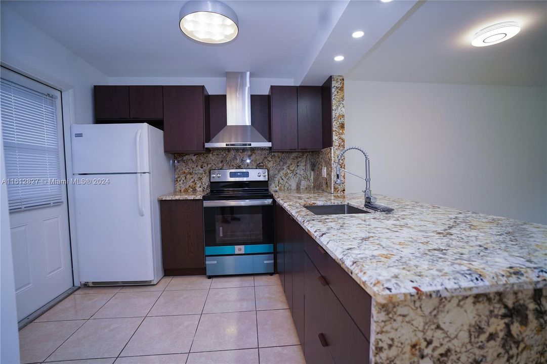 For Rent: $1,900 (1 beds, 1 baths, 847 Square Feet)