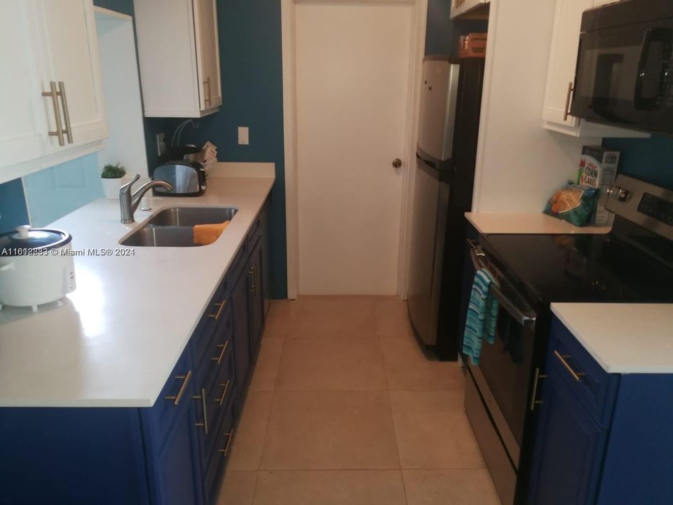 For Sale: $402,300 (2 beds, 1 baths, 981 Square Feet)