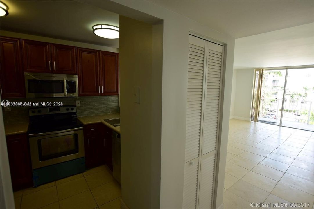For Rent: $1,750 (1 beds, 1 baths, 826 Square Feet)
