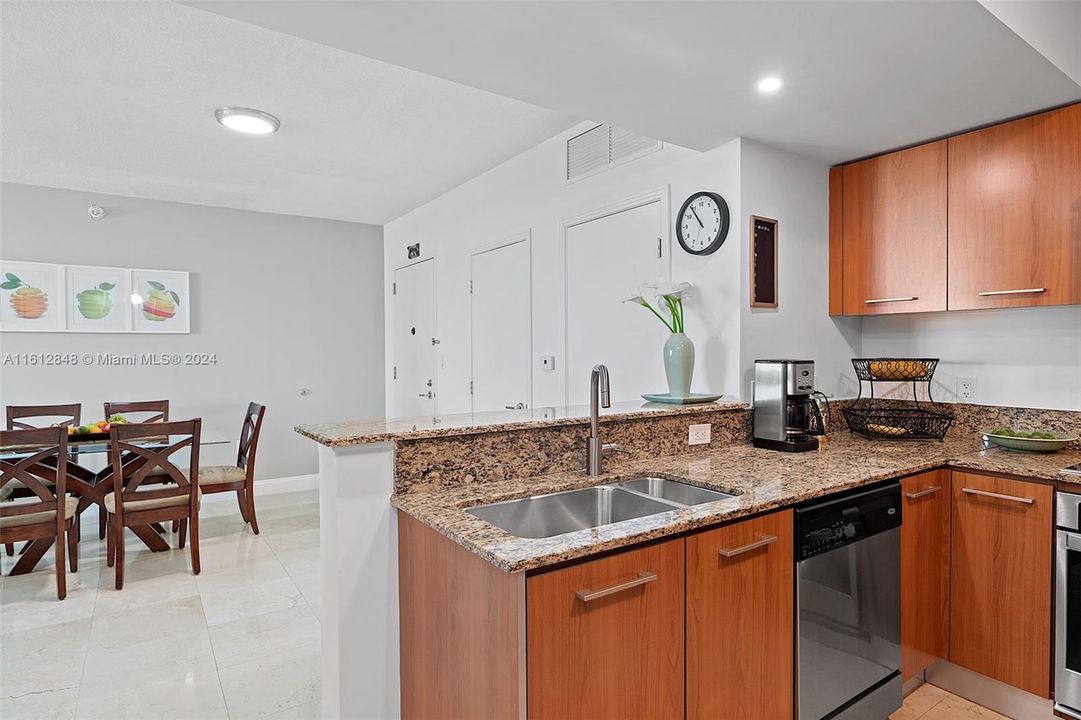 For Sale: $389,000 (1 beds, 1 baths, 797 Square Feet)