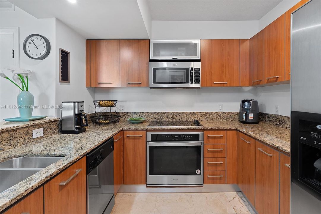 For Sale: $389,000 (1 beds, 1 baths, 797 Square Feet)