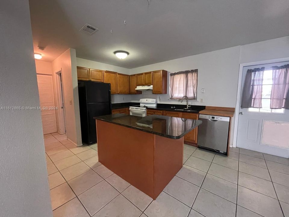 For Sale: $245,000 (2 beds, 2 baths, 1074 Square Feet)