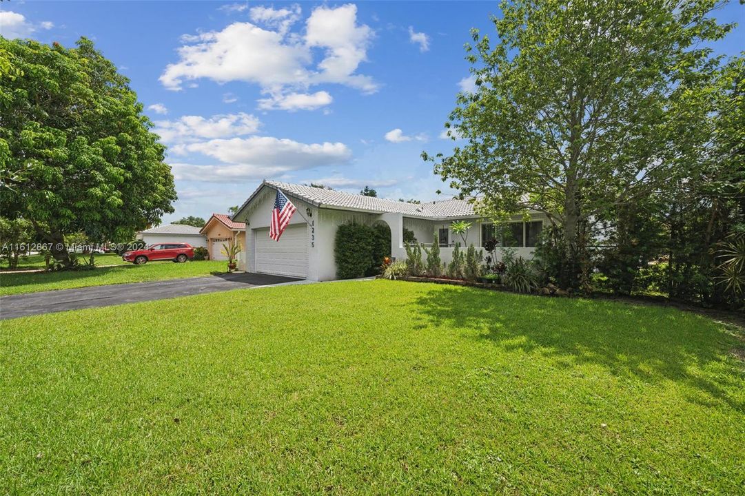 For Sale: $599,000 (3 beds, 2 baths, 1665 Square Feet)