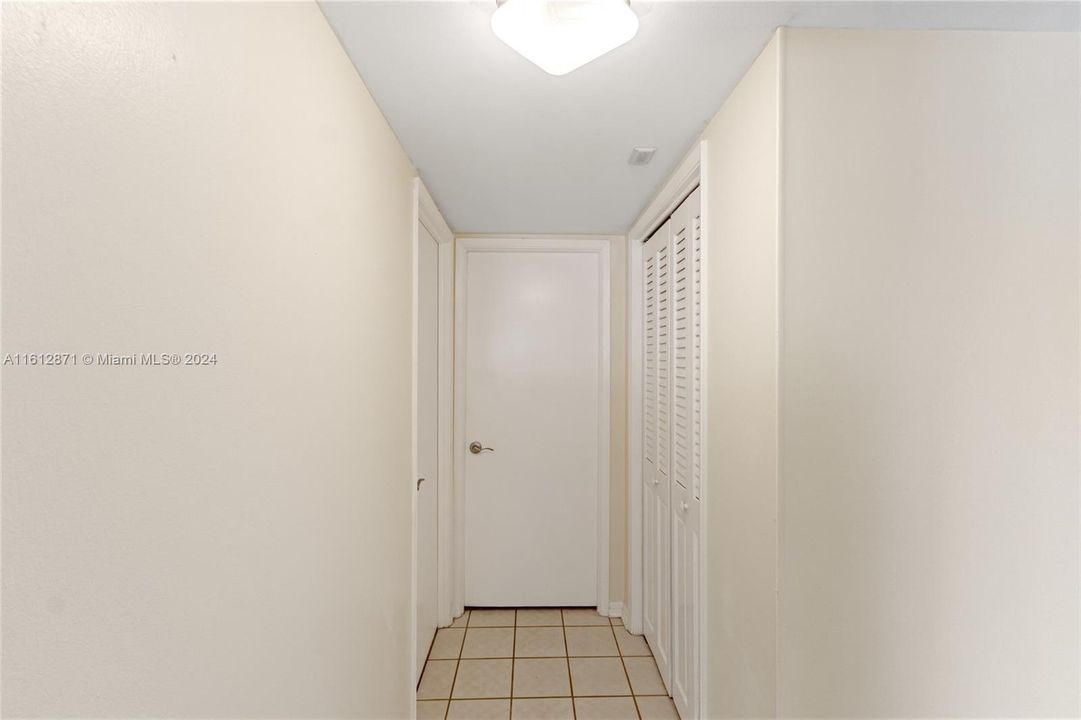 For Sale: $228,000 (2 beds, 2 baths, 899 Square Feet)