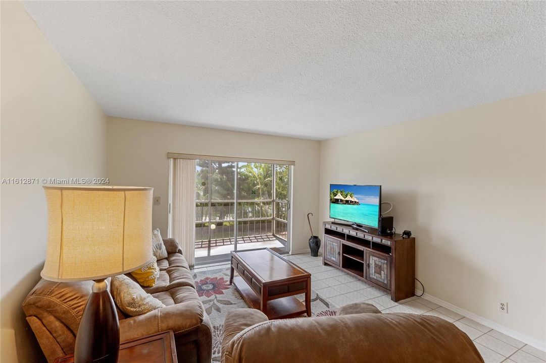 For Sale: $228,000 (2 beds, 2 baths, 899 Square Feet)