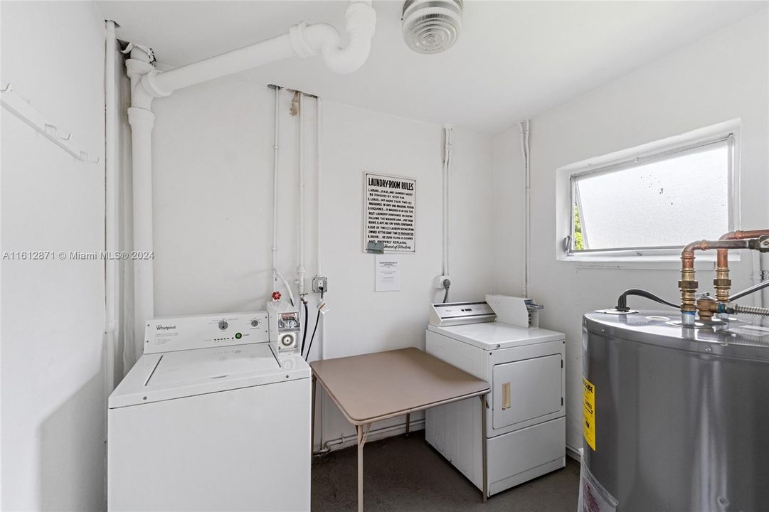 For Sale: $228,000 (2 beds, 2 baths, 899 Square Feet)