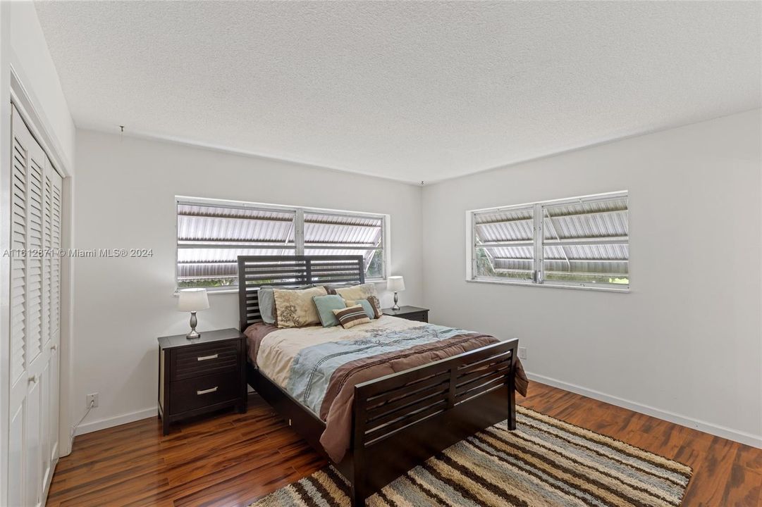 For Sale: $228,000 (2 beds, 2 baths, 899 Square Feet)