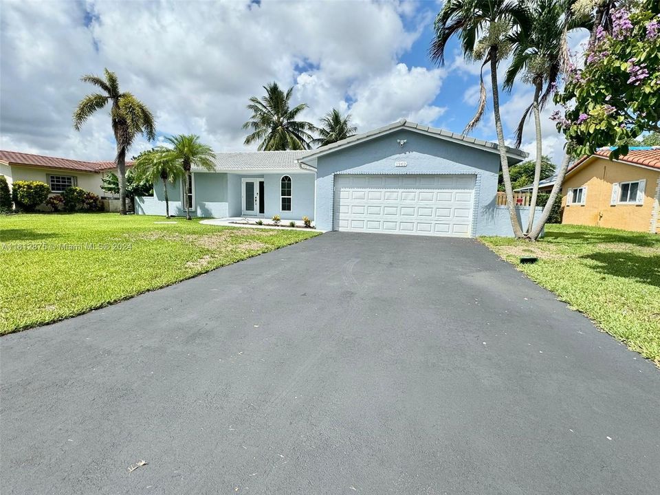 For Sale: $685,000 (3 beds, 2 baths, 1954 Square Feet)