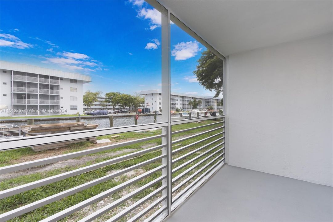 For Sale: $305,000 (2 beds, 2 baths, 1110 Square Feet)