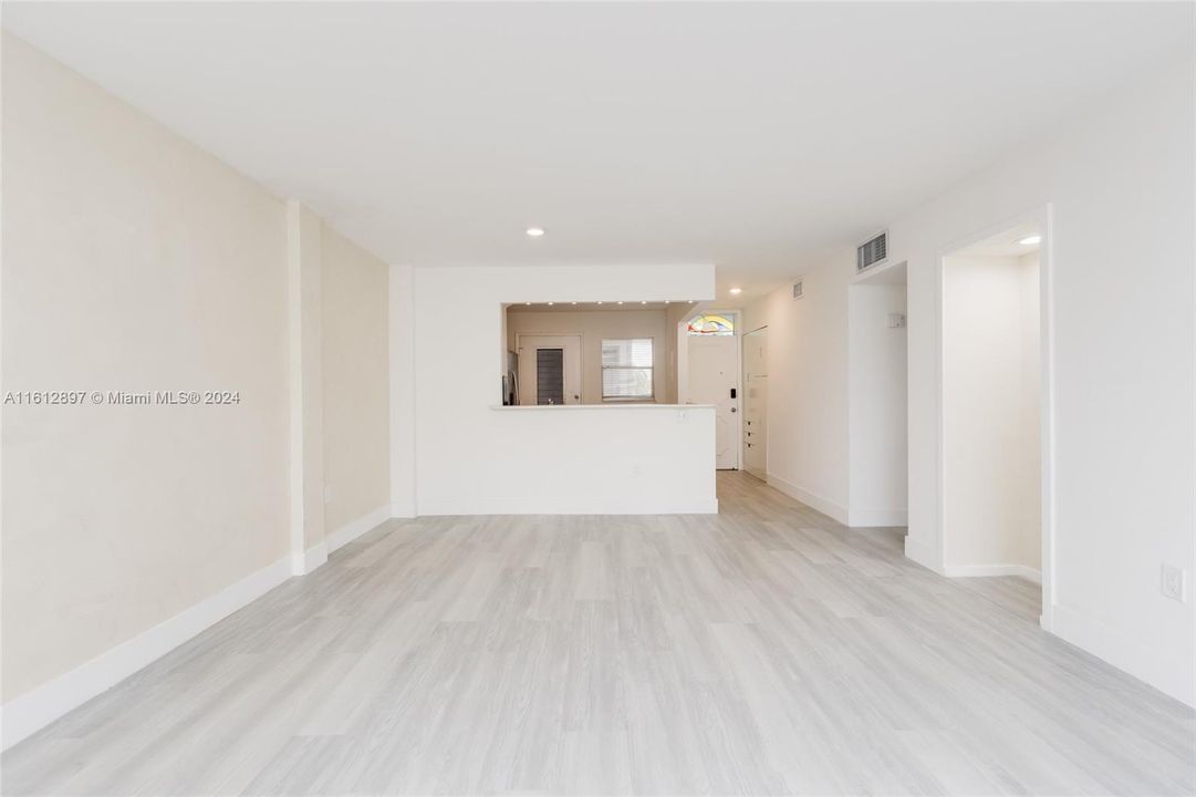 For Sale: $305,000 (2 beds, 2 baths, 1110 Square Feet)