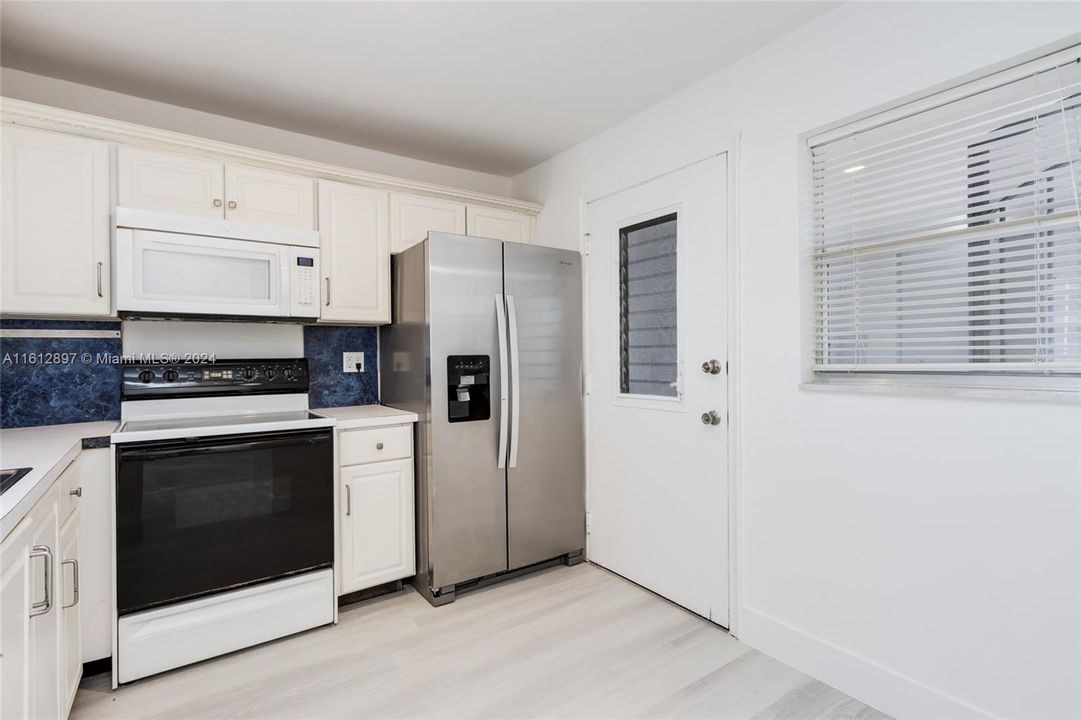 For Sale: $305,000 (2 beds, 2 baths, 1110 Square Feet)