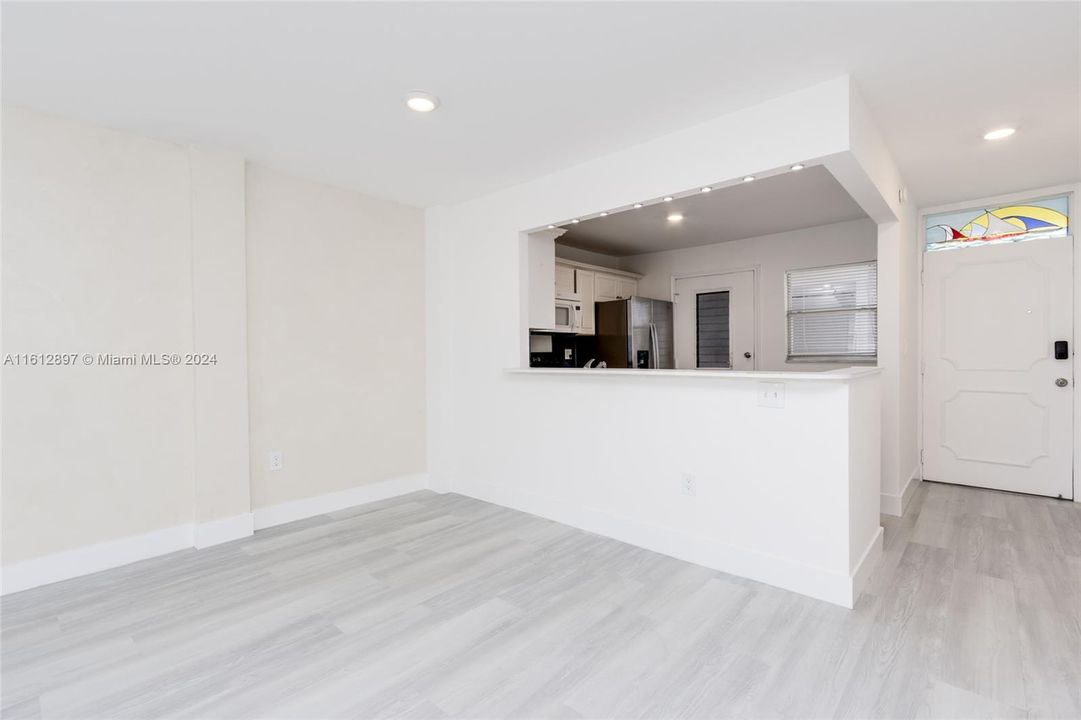 For Sale: $305,000 (2 beds, 2 baths, 1110 Square Feet)