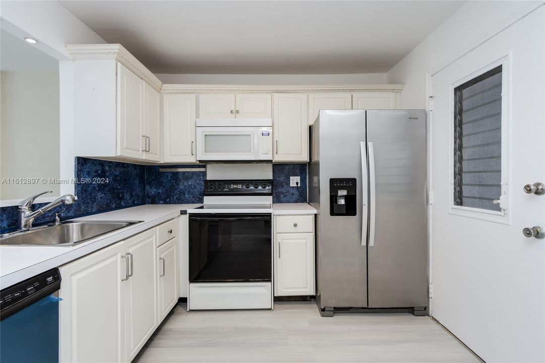 For Sale: $305,000 (2 beds, 2 baths, 1110 Square Feet)