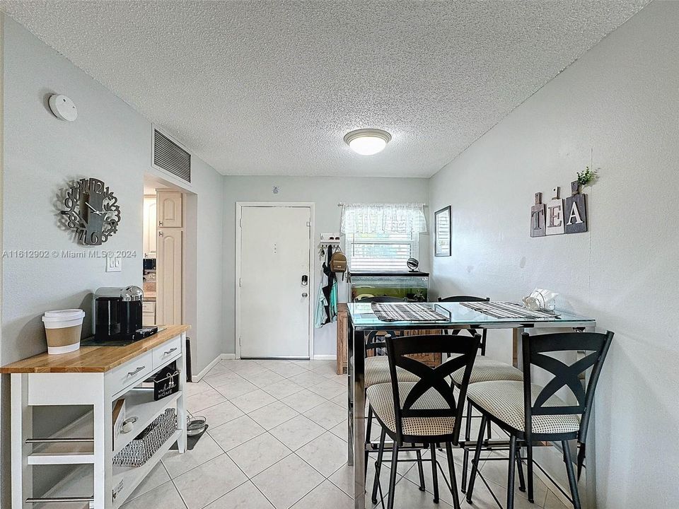 For Sale: $109,999 (1 beds, 1 baths, 672 Square Feet)